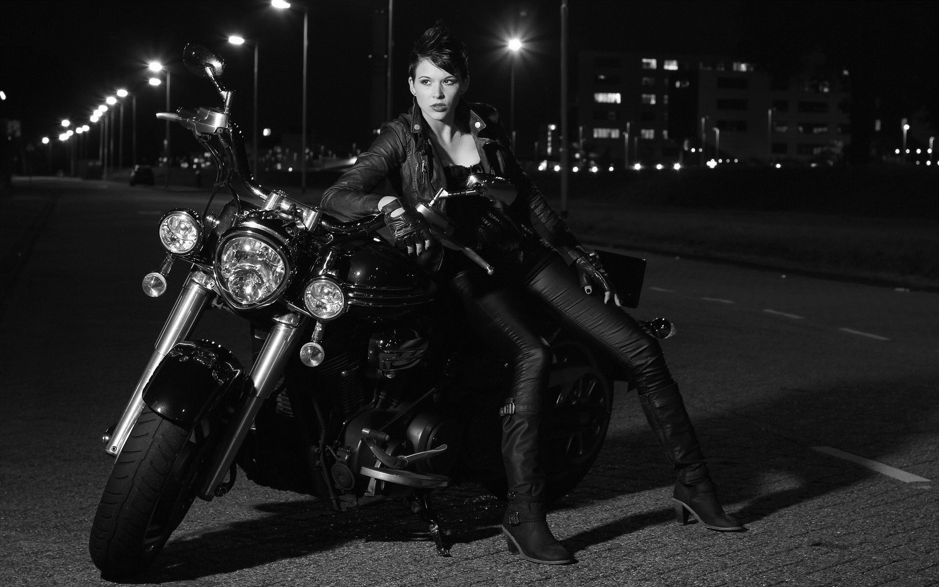 Photo Beautiful girls and motorcycles in Zurich