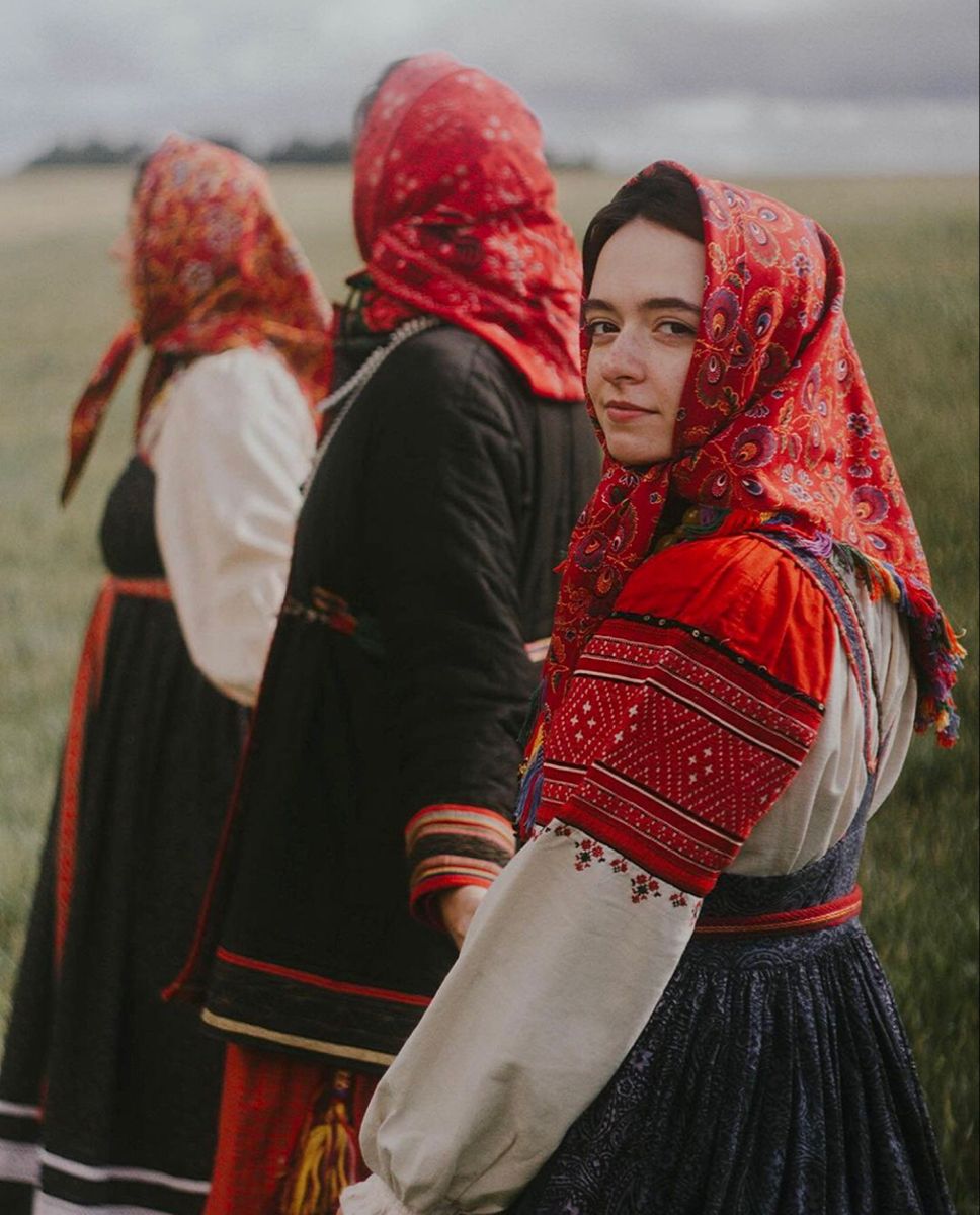 Women in Slavic costumes in Zurich